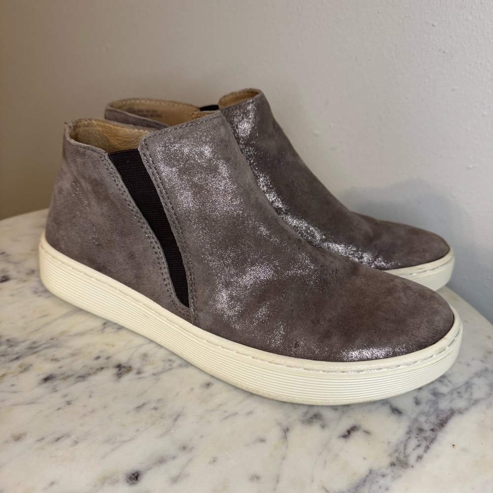 Sofft Sneakers Size 7.5 gray suede Leather
Shoes comfort high tops